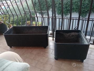 2 FIORIERE / PORTAVASI SU RUOTE, IN PLASTICA DURA