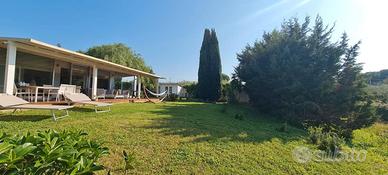 Selinunte villa immerse nel verde con vista templi