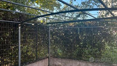 Struttura in acciaio zincato robusto.