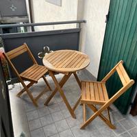 Set tavolino e due sedie da esterno in legno