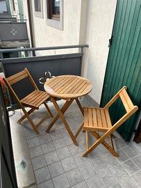 Set tavolino e due sedie da esterno in legno