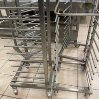 Carrelli a pioli e teglie da forno