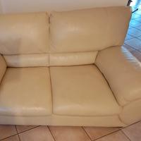 Coppia divani in pelle usato.