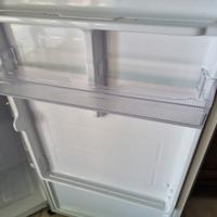 contenitore trasparente, in plexiglass all'interno