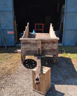 carretto antico con ruote in legno 