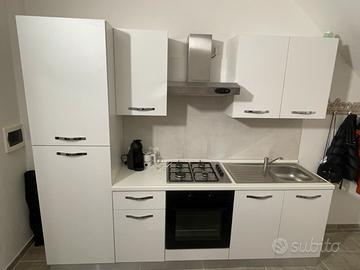 Cucina lineare bianca