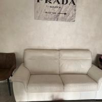 Divano 2 posti + soggiorno con pareti sospese