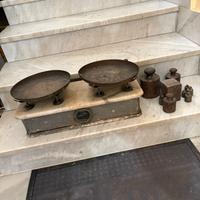 Bilancia antiquariato con pesi