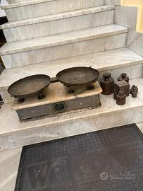 Bilancia antiquariato con pesi