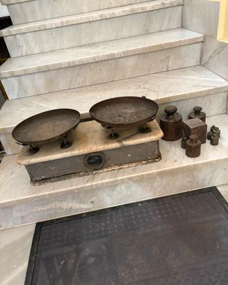 Bilancia antiquariato con pesi