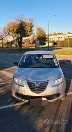 lancia ypsilon 1.2  5 posti