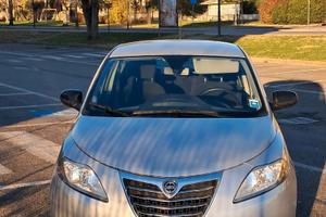 lancia ypsilon 1.2  5 posti
