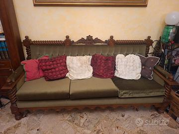 Divano e poltroncine di velluto verde d'epoca