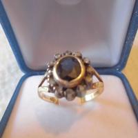 Anello in oro con zaffiro e diamanti