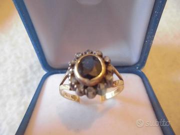 Anello in oro con zaffiro e diamanti