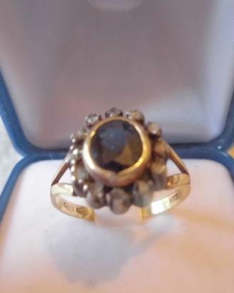 Anello in oro con zaffiro e diamanti