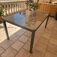 Tavolo da esterno con top in vetro