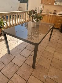 Tavolo da esterno con top in vetro