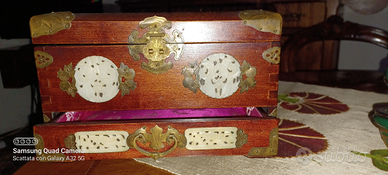 Portagioielli cinese in legno intarsiato