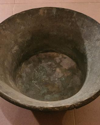 Antico vaso di rame per il latte e burro