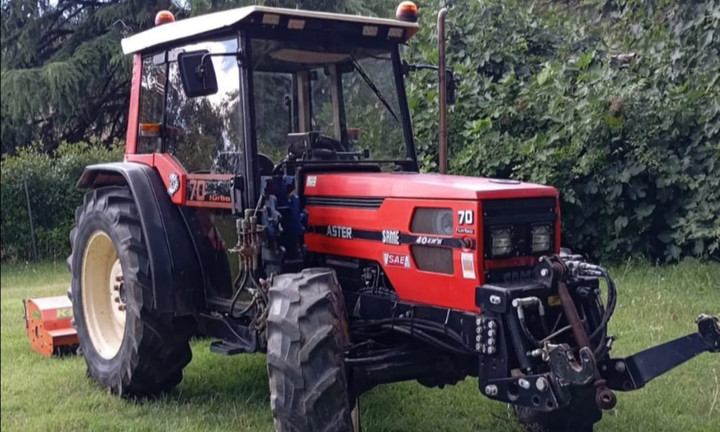 Trattore con lama da neve