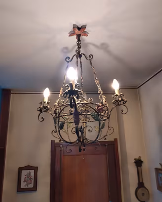 Lampadario vintage in ferro battuto e ottone