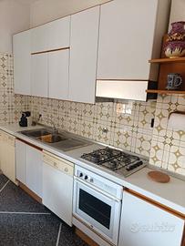 Cucina con elettrodomestici 