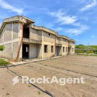 FABBRICATO ALLO STATO GREZZO E TERRENI ANNESSI