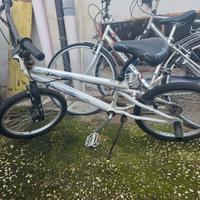 Bmx colore bianco con poggia piedi