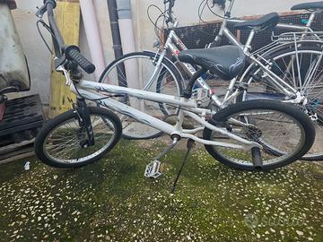 Bmx colore bianco con poggia piedi