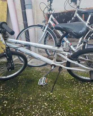 Bmx colore bianco con poggia piedi