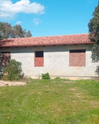 Casa colonica con terreno in zona Telti