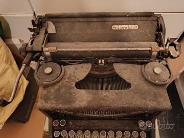 macchina da scrivere Olivetti 