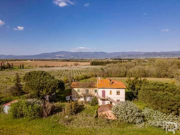 Rustico da ristrutturare con vista su Cortona