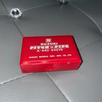 Diapason a fiato (pitch pipe) e custodia rossa