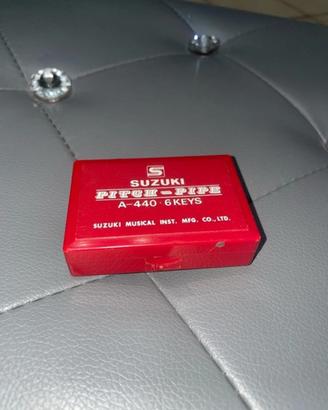 Diapason a fiato (pitch pipe) e custodia rossa