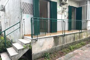 Via manzoni semindipendente con giardino