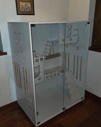 Casetta grande in legno per gatti. 