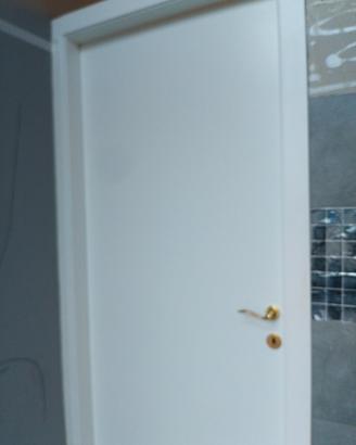 porta bianca semilucida con maniglia