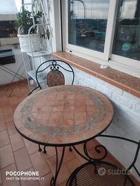 tavolo esterno e 2 sedie in ferro buono stato