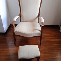 Poltrona antica con poggiapiedi