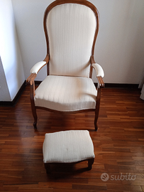 Poltrona antica con poggiapiedi