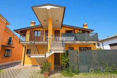 BILOCALE PRIMO PIANO CON BALCONE, POSTO AUTO E SEN