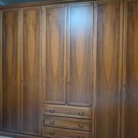 armadio spazioso in noce