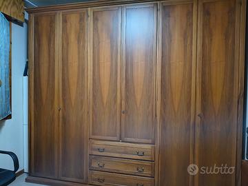 armadio spazioso in noce