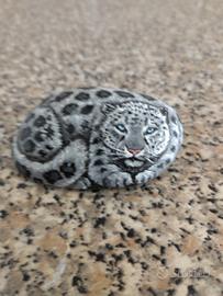 Leopardo delle nevi dipinto su sasso
