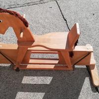 Cavallo a dondolo vintage in legno massiccio