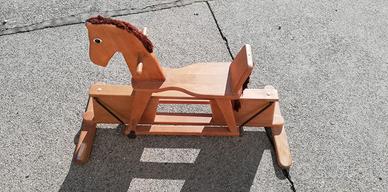 Cavallo a dondolo vintage in legno massiccio