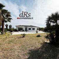 Tinchi di Pisticci. Villa con piscina. Rifiniture