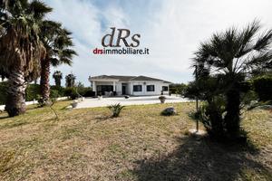 Tinchi di Pisticci. Villa con piscina. Rifiniture